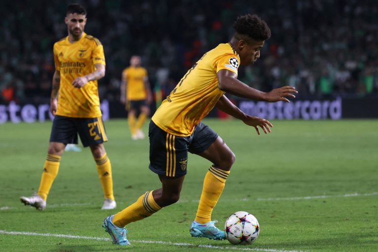 David Neres em campo pelo Benfica.