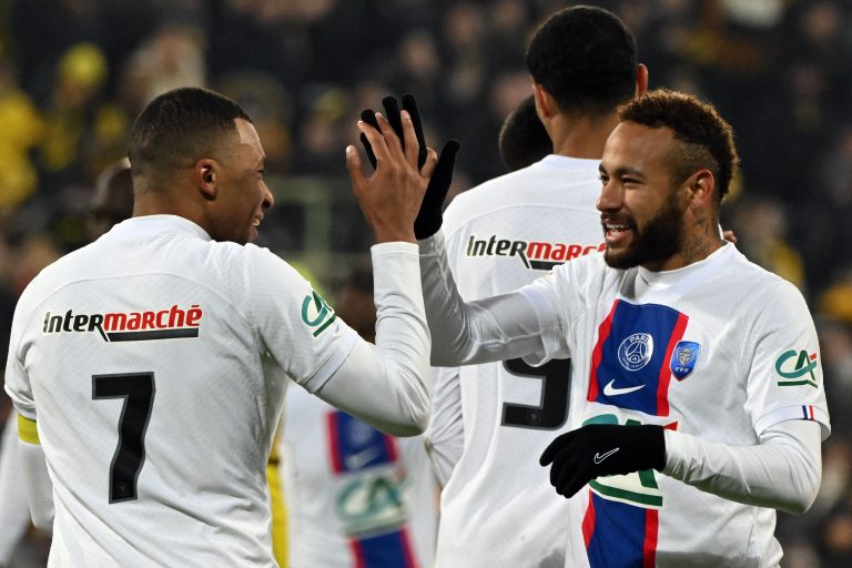 Neymar e Mbappé comemoram durante partida do PSG contra Pays de Cassel. Foto: FRANCOIS LO PRESTI/AFP via Getty Images