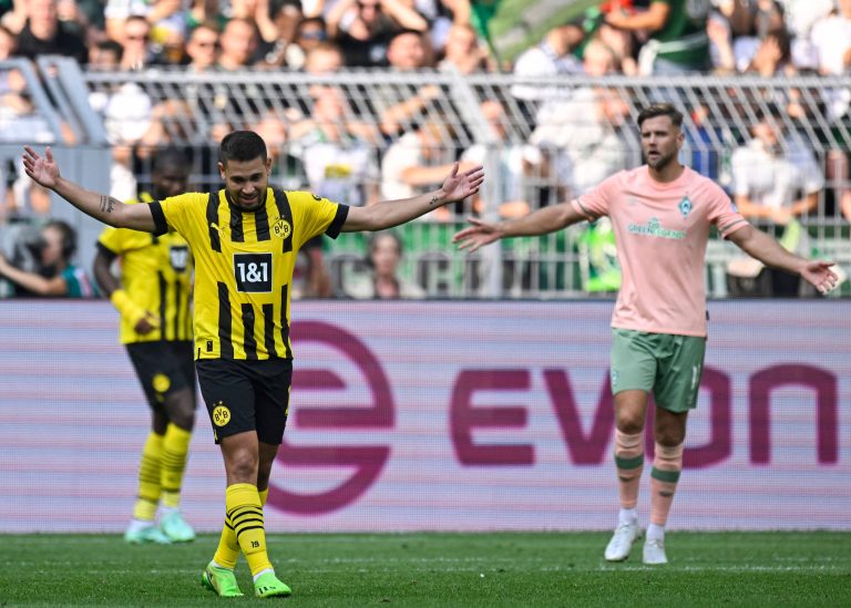 Borussia Dortmund entra em campo pela Bundesliga.