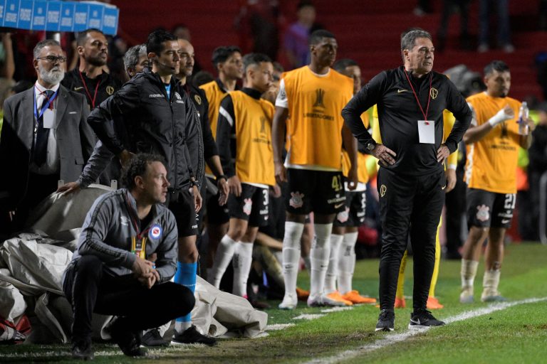 FBL-LIBERTADORES-ARGENTINOS-CORINTHIANS