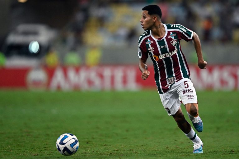 Alexsander, volante do Fluminense