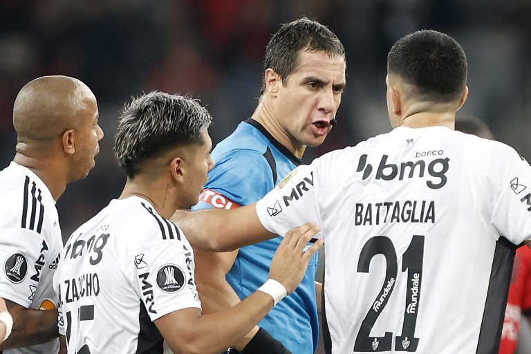 Jogadores do Atlético-MG reclamando da arbitragem contra o Athletico, pela Libertadores