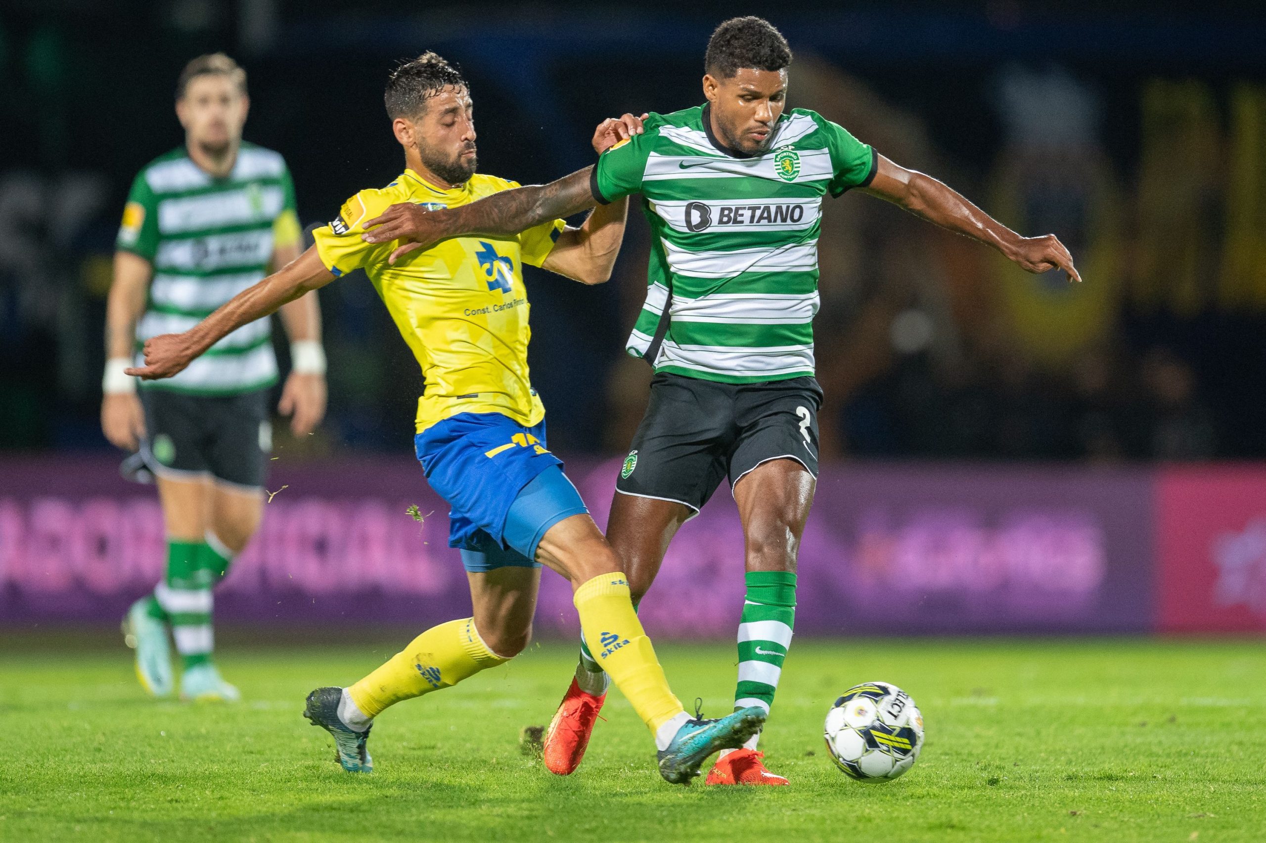 Aroucas Argentine midfielder Alan Ruiz(L) fights for the ball with Sporting Lisbon's Brazilian defender Matheus Reis during the Portuguese league football match between FC Arouca and Sporting CP at the Municipal stadium in Arouca on October 29, 2022.during the Portuguese league football match between FC Arouca and Sporting CP at the Municipal stadium in Arouca on October 29, 2022. (Photo by Rui Manuel FARINHA / AFP) (Photo by RUI MANUEL FARINHA/AFP via Getty Images)
