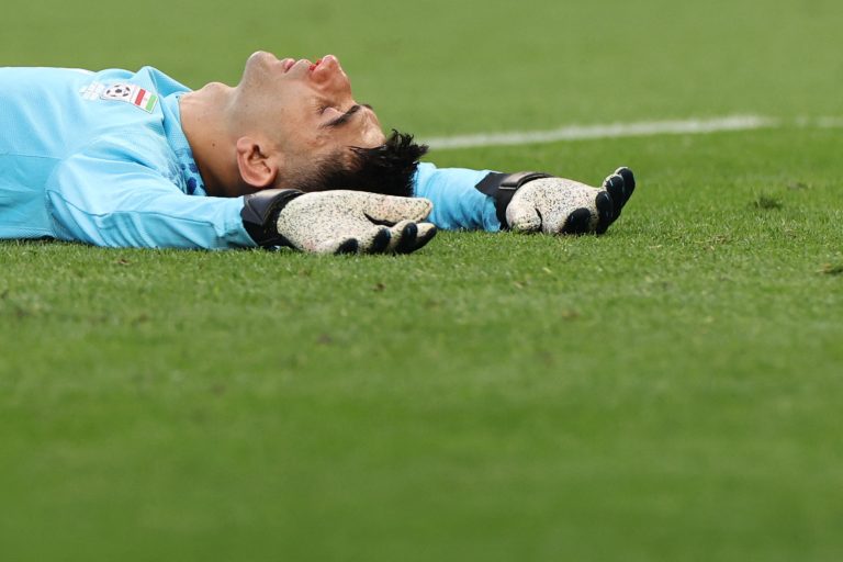 Goleiro do Irã, Alireza Beiranvand, poderá ficar de fora das próximas partidas na Copa do Qatar. Foto: FADEL SENNA/AFP via Getty Images