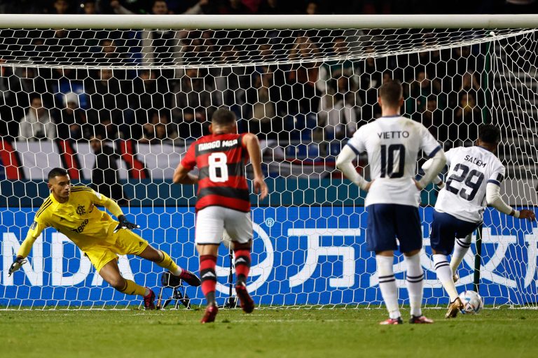 Al Hilal faz gol contra o Flamengo.