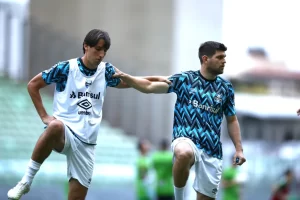 Geromel e Kannemann em aquecimento contra o América-MG — Foto: Lucas Uebel/Grêmio