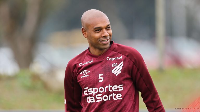 Fernandinho, volante do Athletico