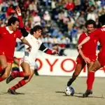 Jogador Zico, do Flamengo, em jogada com atletas do Liverpool, pelo jogo que consagrou o Flamengo campeão mundial em 1981
