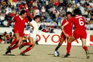 Jogador Zico, do Flamengo, em jogada com atletas do Liverpool, pelo jogo que consagrou o Flamengo campeão mundial em 1981