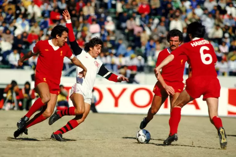 Jogador Zico, do Flamengo, em jogada com atletas do Liverpool, pelo jogo que consagrou o Flamengo campeão mundial em 1981