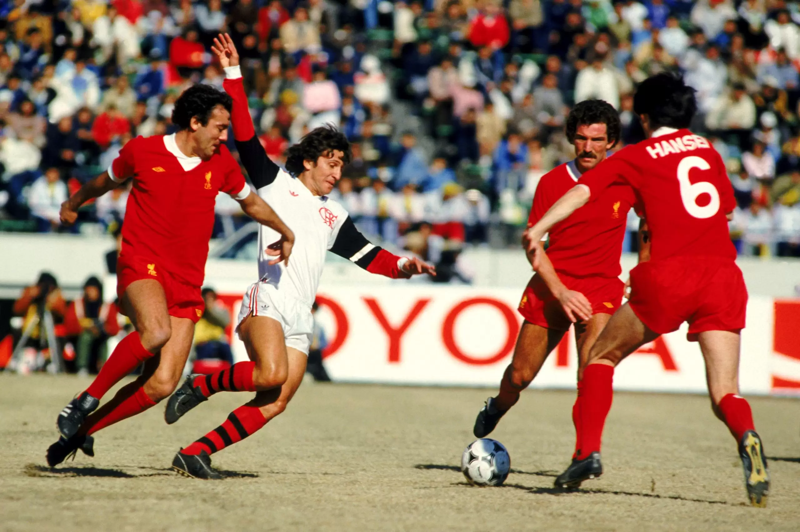 Jogador Zico, do Flamengo, em jogada com atletas do Liverpool, pelo jogo que consagrou o Flamengo campeão mundial em 1981