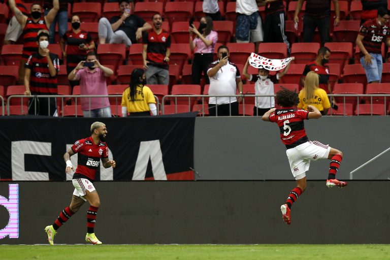 Willian Arão comemora gol nos tempos de Flamengo.