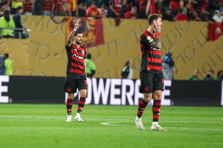 Giorgian Arrascaeta comemora o primeiro gol do Flamengo no jogo de estréia do rubro-negro na Copa do Mundo de Clubes da FIFA 2025, contra o Espéranc