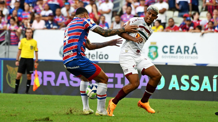 Titi - zagueiro - e John Kennedy, atacante, em Fortaleza x Fluminense