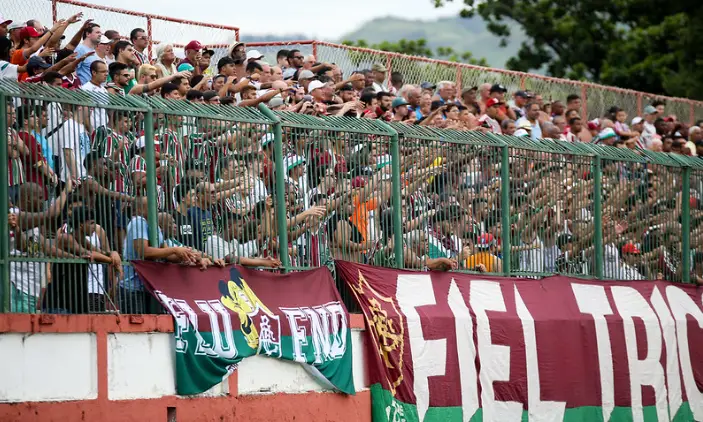 Torcida do Fluminense no estádio de Moça Bonita