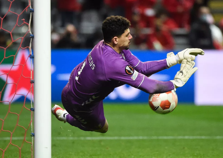 Partiu França? Cria do América-MG vira alvo do PSG para substituir Navas