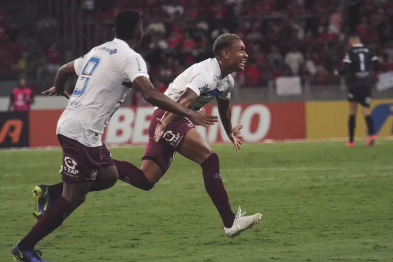 Wesley Pomba (Moreira), comemorando gol pelo Caxias. Foto: Vitor Soccol/SER Caxias