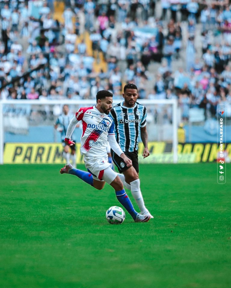 Reinaldo - lateral do Grêmio - e Calebe, meiocampista do Fortaleza