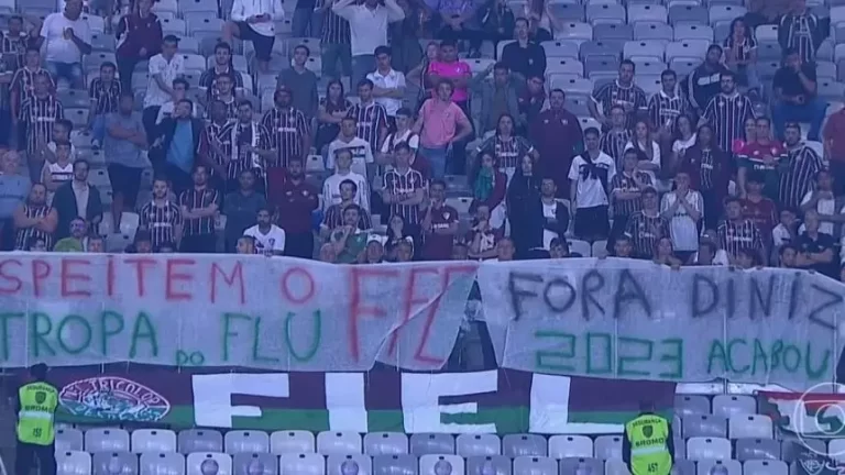 Protestos contra Fernando Diniz em derrota no Fluminense. (Foto: Reprodução)