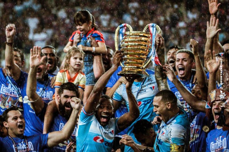 Elenco do Fortaleza levantando a taça da Copa do Nordeste