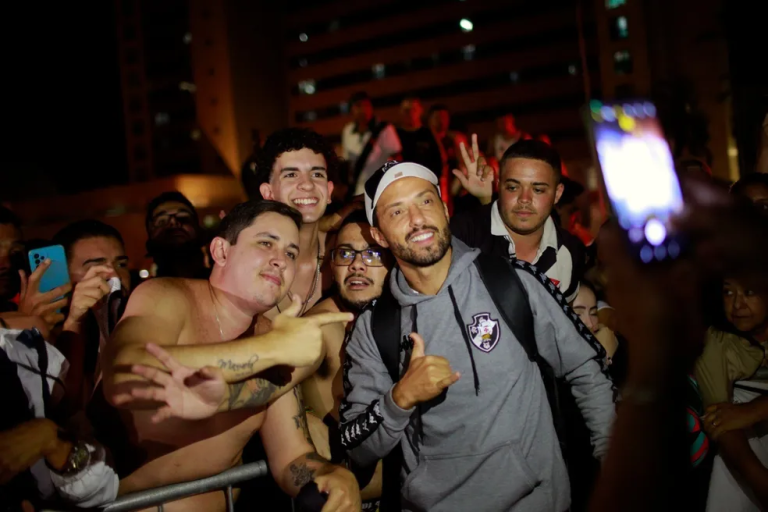 Desembarque com festa: Vasco é recebido com festa da torcida em Brasília