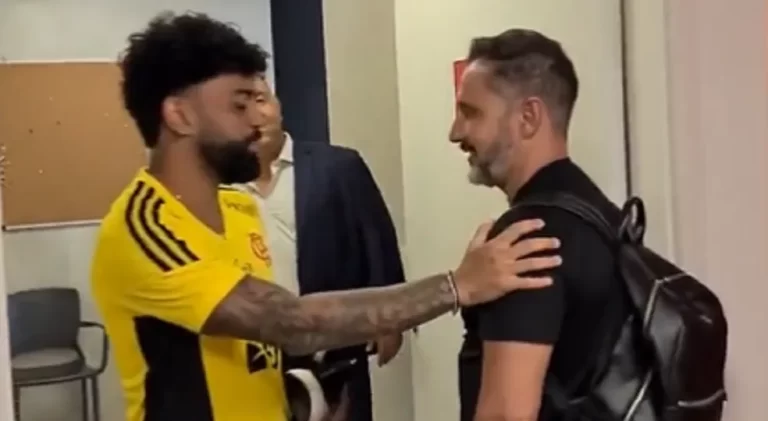 Gabigol brinca com Vítor Pereira no Ninho