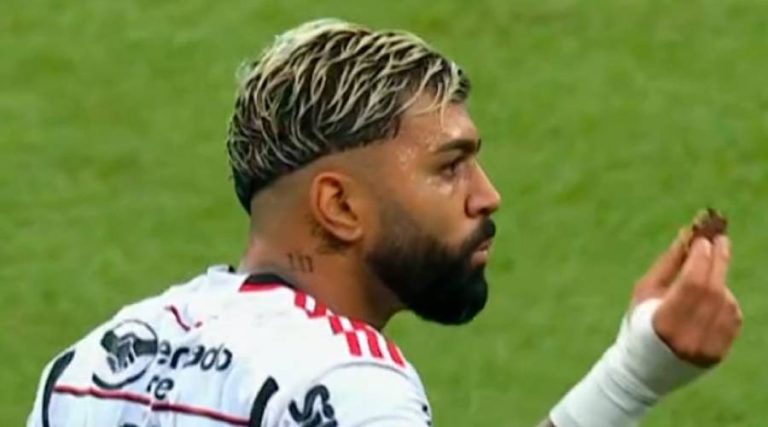 Gabigol comeu o biscoito atirado no gramado