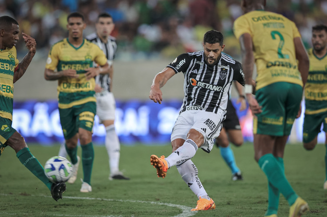 Disputa de bola em Cuiabá x Atlético-MG