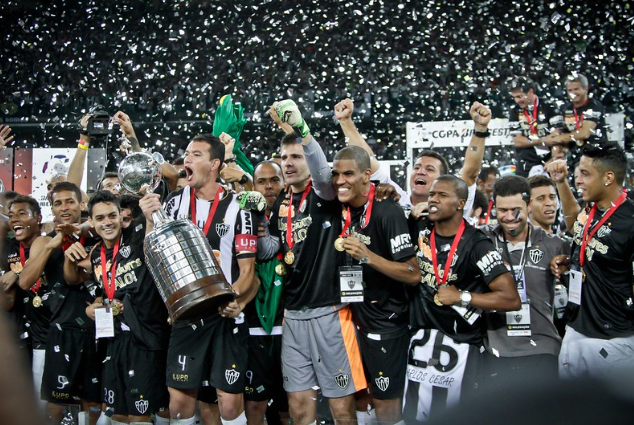 Elenco do Atlético-MG com a taça da Libertadores, em 2013