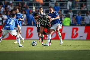 Disputa de bola em Cruzeiro x Atlético