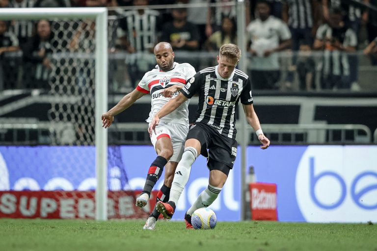 Bruno Fuchs e Lucas Moura, zagueiro e meia, em Atlético-MG x São Paulo