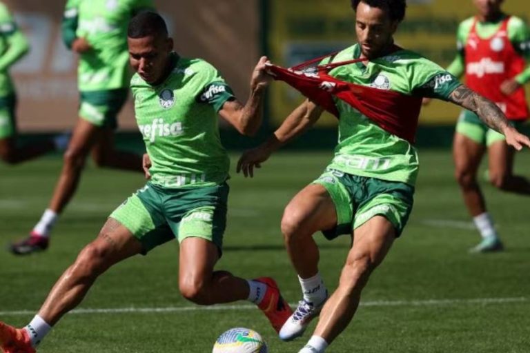 Garcia e Felipe Anderson em disputa de bola no treino