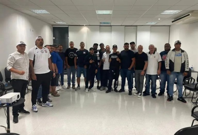 Gaviões da Fiel reunida com a diretoria do Corinthians