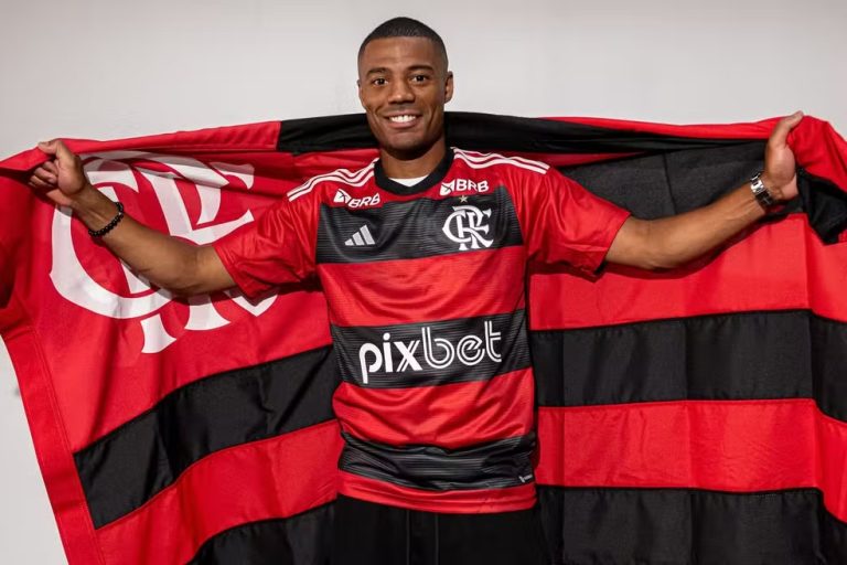 De La Cruz com a bandeira do Flamengo (Foto: Paula Reis / CRF)