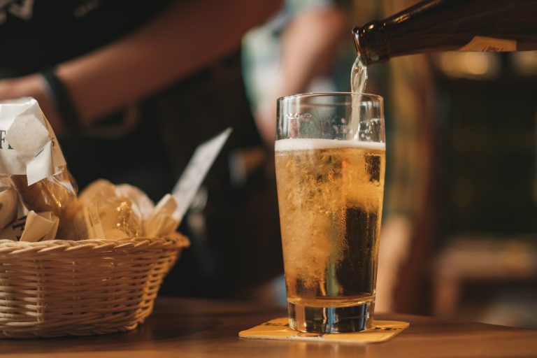 Qatar tem a cerveja mais cara da história dos Mundiais. Foto: Gerrie van der Walt/Unsplash.