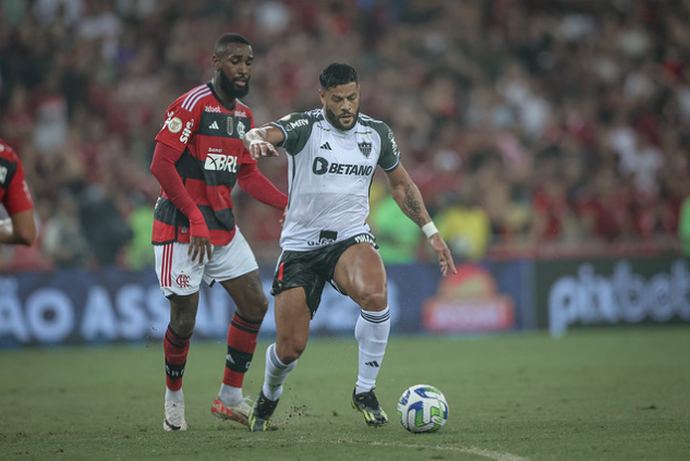 Gerson e Hulk em Flamengo x Atlético-MG