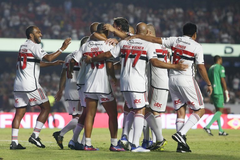 Jogadores do São Paulo festejando no Morumbi