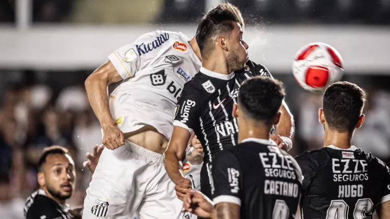 Momento em que João Schmidt abre o placar para o Santos contra o Corinthians (Foto: Reprodução / Twitter)