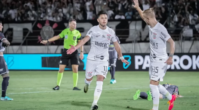 Romero comemora um dos gols que marcou em Cianorte 0 x 3 Corinthians (Foto: FERNANDO TERAMATSU / AGIF)