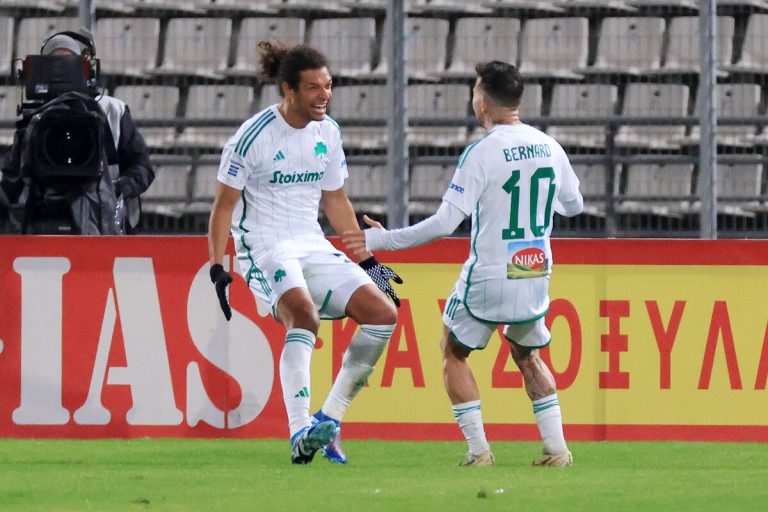 Willian Arão celebra gol com o brasileiro Bernard, ex-Atlético-MG