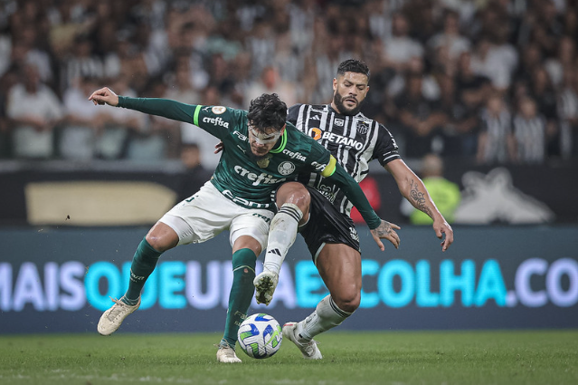 Gustavo Gómez - zagueiro do Palmeiras - e Hulk, atacante do Atlético-MG