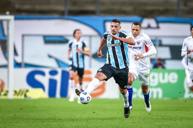 Diego Souza - atacante do Grêmio - e Titi, zagueiro do Fortaleza