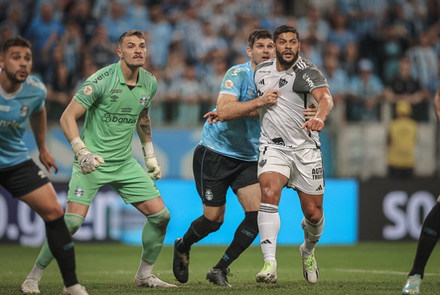 Disputa de bola em Grêmio x Atlético-MG