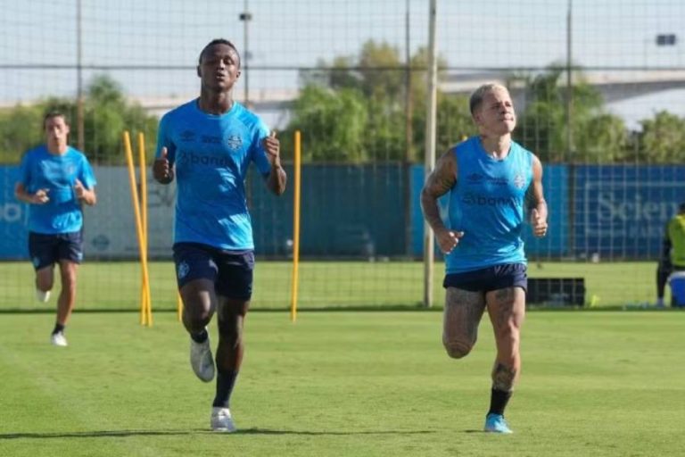 Nathan Fernandes e Soteldo, do Grêmio, correm no gramado