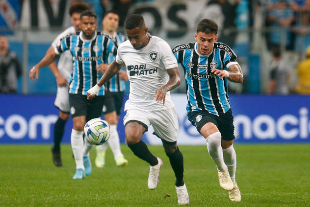 Tchê Tchê e Carballo em Grêmio x Botafogo