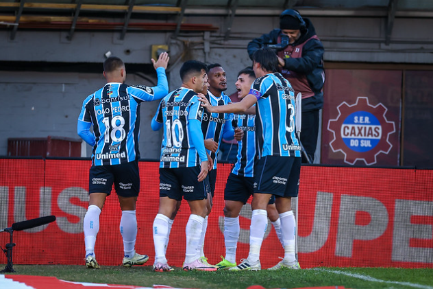 Jogadores do Grêmio no estádio Centenário