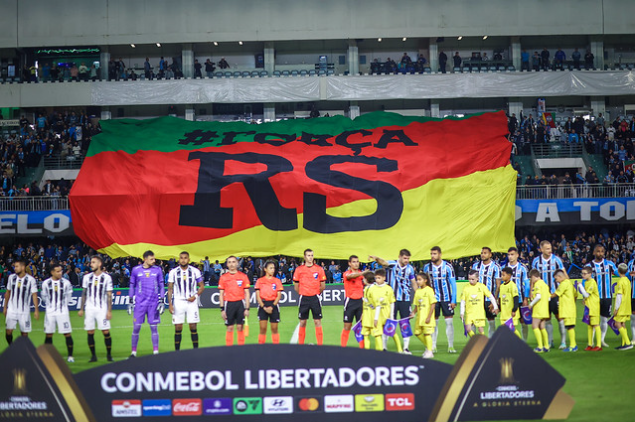 Grêmio em jogo da Libertadores no Couto Pereira