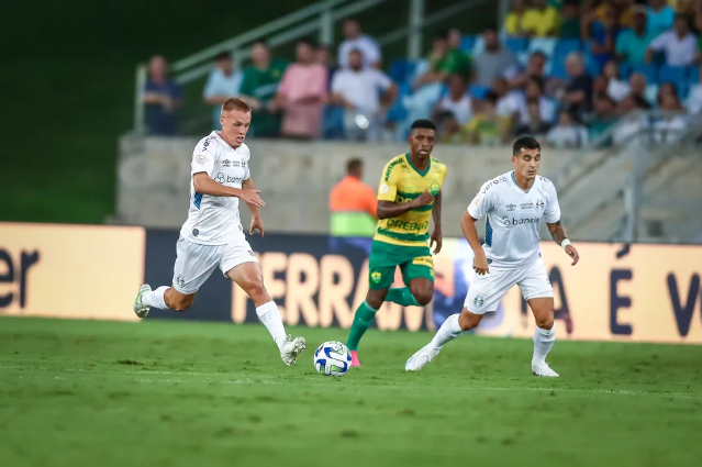 Disputa de bola em Cuiabá x Grêmio