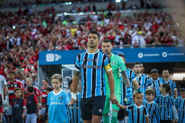 Luis Suárez e jogadores do Grêmio