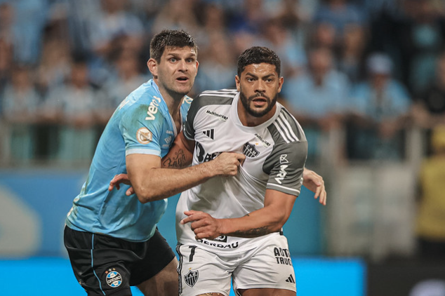 Kannemann e Hulk em Grêmio x Atlético-MG